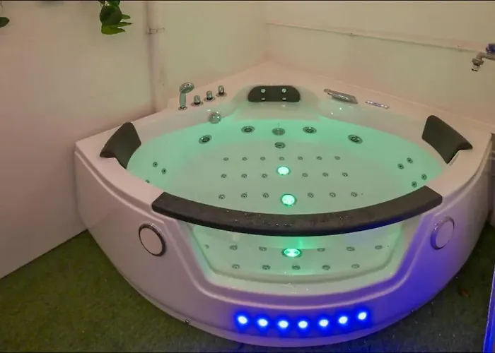 Apartment La Petite Parenthese -studio - Bain A Bulles - 250m